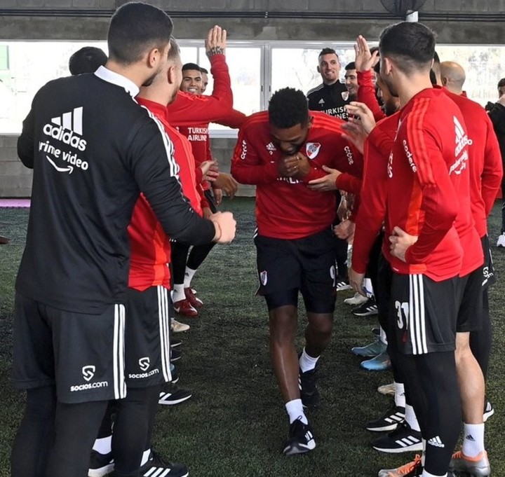 La bienvenida del plantel de River a Miguel Borja