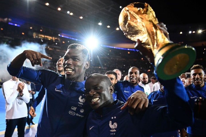 Paul Pogba festejando junto a N'golo Kante la obtención del Mundial de Rusia 2018