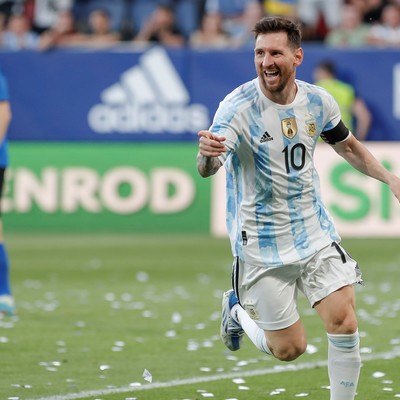 Agrega tu foto y tu camiseta favorita y comparte como te verías como un jugador de fútbol