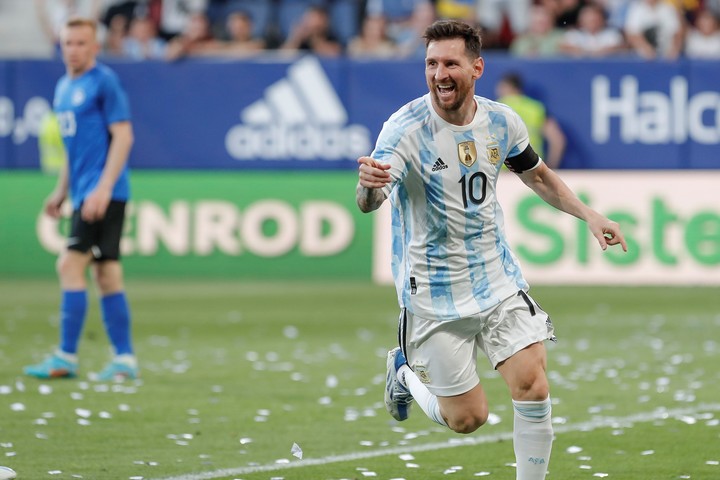 PAMPLONA, 05/06/2022.- El delantero de la selección argentina de fútbol Lionel Messi celebra su tercer gol, durante un partido internacional amistoso entre Argentina y Estonia en el estadio El Sadar, en Pamplona, este domingo. EFE/ Villar López