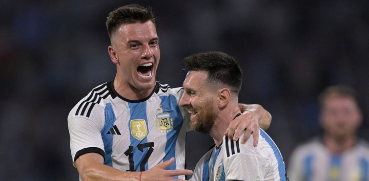 Lionel Messi volvió a generar su puente futbolístico con Gio Lo Celso, que se perdió el Mundial por lesión. Foto: JUAN MABROMATA / AFP.