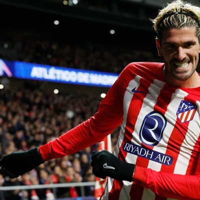 El festejo de De Paul y todo el Atlético. (Photo by OSCAR DEL POZO / AFP)