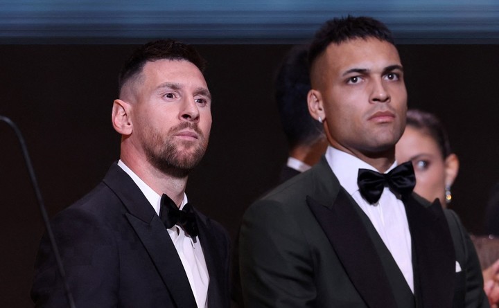 Lionel Messi y Lautaro Martínez durante la ceremonia del Balón de Oro. (REUTER)