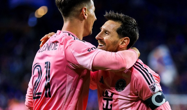 Lionel Messi celegra un gol con Tadeo Allende ante Cincinnati