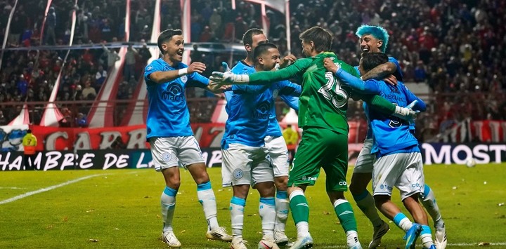 Todos abrazan a Cardozo, el arquero de Belgrano que fue la figura